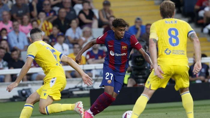 Barcelonas Lamine Yamal fights for the ball with Cadizs Javi Hernandez and Alex Fernandez during a Spanish La Liga soccer match between Barcelona and Cadiz at the Camp Nou stadium in Barcelona, Spain, Sunday, Aug. 20, 2023. (AP Photo/Joan Monfort)