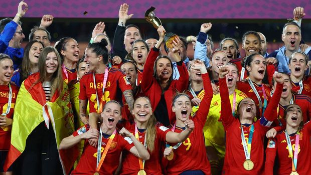 Soccer Football - FIFA Women's World Cup Australia and New Zealand 2023 - Final - Spain v England - Stadium Australia, Sydney, Australia - August 20, 2023 Spain's Queen Letizia celebrates with the trophy and players after Spain win the world cup REUTERS/Hannah Mckay     TPX IMAGES OF THE DAY