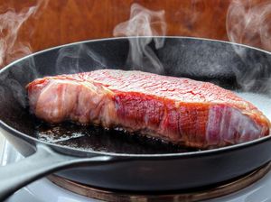 Chef Ini Ungkap Trik Jitu Agar Masak Daging Tak Lengket di Wajan