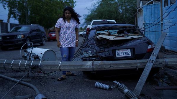 Amukan Topan Hilary Bikin Tiang Listrik di California Berjatuhan