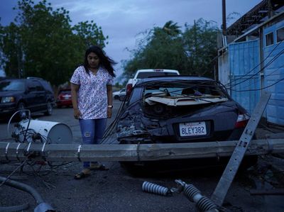Amukan Topan Hilary Bikin Tiang Listrik di California Berjatuhan