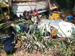 Brak! Truk Muatan Jeruk Terguling Masuk Jurang di Kalibawang Kulon Progo