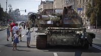 Potret Kendaraan Perang Rusia yang Hancur Dipajang di Jalanan Kyiv