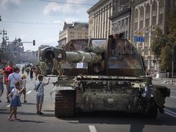 Potret Kendaraan Perang Rusia yang Hancur Dipajang di Jalanan Kyiv
