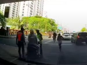 Viral Pemotor Pria Kabur saat Akan Ditilang, Cewek yang Bonceng Ditinggal Viral Pemotor Pria Kabur saat Akan Ditilang, Cewek yang Bonceng Ditinggal