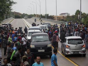 Warga Blokir Jalan Pulau Rempang di Batam Warga Blokir Jalan Pulau Rempang di Batam