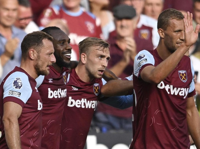 Soccer Football - Premier League - West Ham United v Chelsea - London Stadium, London, Britain - August 20, 2023 West Ham United's Michail Antonio celebrates scoring their second goal with Vladimir Coufal, Jarrod Bowen and Tomas Soucek REUTERS/Tony Obrien EDITORIAL USE ONLY. No use with unauthorized audio, video, data, fixture lists, club/league logos or 'live' services. Online in-match use limited to 75 images, no video emulation. No use in betting, games or single club /league/player publications.  Please contact your account representative for further details.