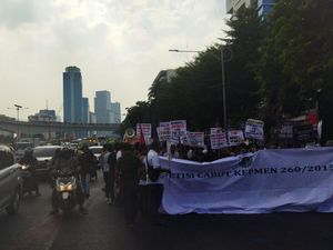 Ada Demo di Depan Kemnaker, Lalu Lintas Jalan Gatot Subroto Tersendat