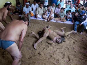 Adu Kuat Pegulat India Saat Festival Pemujaan Ular Adu Kuat Pegulat India Saat Festival Pemujaan Ular