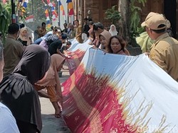 Seru! Aksi Membatik Massal Merah Putih 78 Meter di Kulon Progo