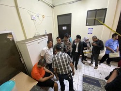 Tangan Diborgol, Altaf Ikuti Rekonstruksi Pembunuhan Zidan Mahasiswa UI