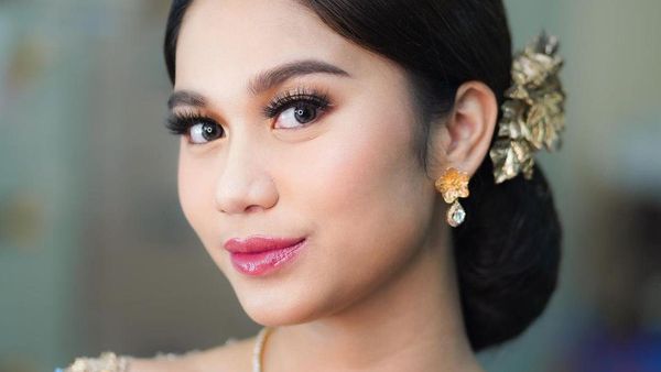 7 Senyuman Manis Azizah Salsha di Momen Pernikahan dengan Pratama Arhan