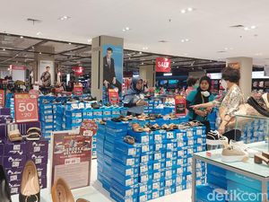Beli Sepatu di Transmart Full Day Sale, Pelanggan Ini Dapat Potongan 50+20%