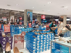 Beli Sepatu di Transmart Full Day Sale, Pelanggan Ini Dapat Potongan 50+20%