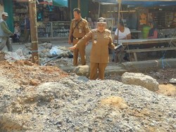 Bongkahan Batu Proyek Drainase Ganggu Pengguna Jalan di Kota Jambi