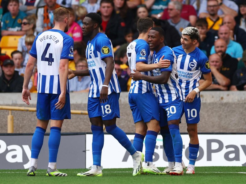 Soccer Football - Premier League - Wolverhampton Wanderers v Brighton & Hove Albion - Molineux Stadium, Wolverhampton, Britain - August 19, 2023 Brighton & Hove Albion's Pervis Estupinan celebrates scoring their second goal with Danny Welbeck, Solly March, Julio Enciso and teammates Action Images via Reuters/Andrew Boyers Action Images via Reuters/Andrew Boyers EDITORIAL USE ONLY. No use with unauthorized audio, video, data, fixture lists, club/league logos or 'live' services. Online in-match use limited to 75 images, no video emulation. No use in betting, games or single club /league/player publications.  Please contact your account representative for further details.  REFILE - CORRECTING CAPTION