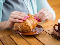 Etiket Makan yang Bikin Terlihat Sopan dan Elegan Saat Makan