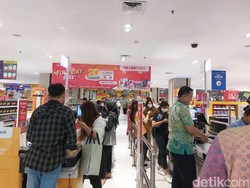 Pelanggan Ini Kejar Diskon di Transmart Full Day Sale Saat Istirahat Kantor