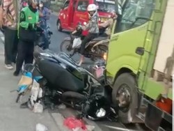 Penampakan Motor-motor Bergeletakan dan Ringsek Ditabrak Truk di Lenteng Agung