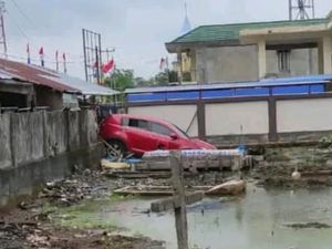 Mobil PDIP Seruduk Pagar-Masuk Kuburan di Meranti