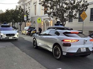 Taksi Otonom Dituding Halangi Ambulans Bawa Korban Kecelakaan Taksi Otonom Dituding Halangi Ambulans Bawa Korban Kecelakaan