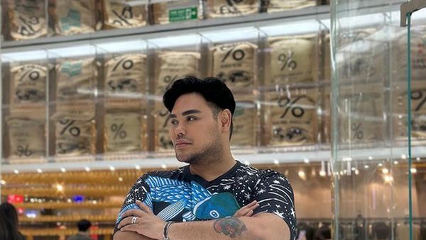 Ivan Gunawan Tampil Makin Kece Begitu Juga dengan Momen Kulineran Cetarnya