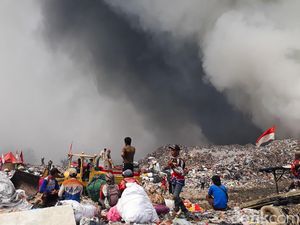 Asap Pekat dari Kebakaran TPA Sarimukti Ancam Warga Sekitar Asap Pekat dari Kebakaran TPA Sarimukti Ancam Warga Sekitar