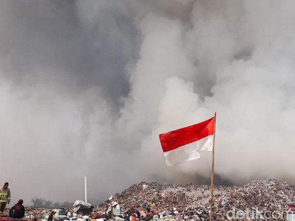 Kepulan Asap Hitam Membumbung Tinggi di TPA Sarimukti yang Terbakar