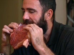 Kecanduan Makan Daging Mentah, Pria Ini Ngaku Lebih Sehat