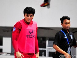 Kiper PSIS Adi Satryo Somasi Netizen yang Hina Keluarganya