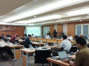 DPRD Minta Dinas Lingkungan Hidup Tegas ke Warga yang Bakar Sampah DPRD Minta Dinas Lingkungan Hidup Tegas ke Warga yang Bakar Sampah