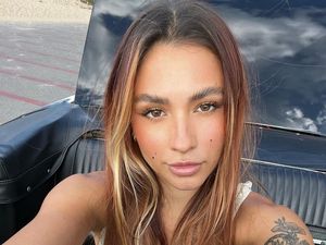 Model Dikriitik Jual Foto Nude untuk Donasi Korban Kebakaran Hawaii Model Dikriitik Jual Foto Nude untuk Donasi Korban Kebakaran Hawaii