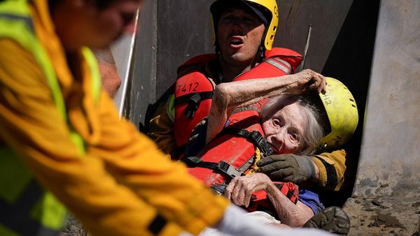 Momen Evakuasi Penghuni Panti Jompo yang Terdampak Badai Hilary