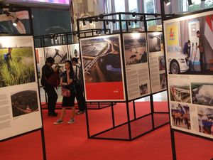 Pameran Foto Membangun Jembatan Masa Depan Meriahkan HUT RI