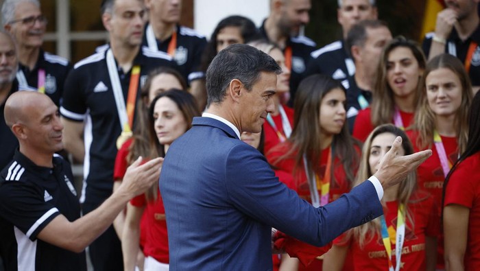 Soccer Football - FIFA Womens World Cup Australia and New Zealand 2023 - Spains Prime Minister Pedro Sanchez receive the World Cup champions - Moncloa Palace, Madrid, Spain - August 22, 2023 Spains prime minister Pedro Sanchez with players REUTERS/Juan Medina