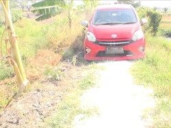 Mobil Warga Bojonegoro Tersesat di Tengah Sawah Lamongan gegara Google Maps