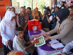 Gubernur Khofifah Bersama Bank Jatim Salurkan Bansos ke Bangkalan