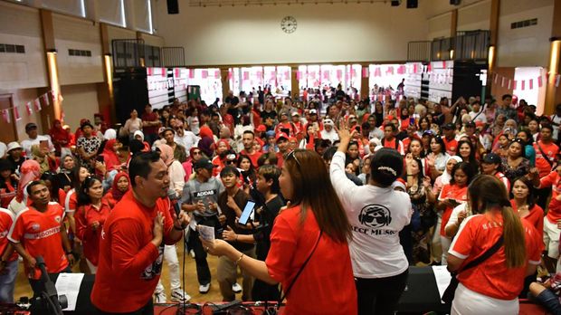 Lebih dari 2.000 masyarakat Indonesia ambil bagian dan ramaikan Pesta Rakyat Perayaan HUT RI ke-78 yang diselenggarakan KBRI London. Bertempat di Queens Park Community School di London, masyarakat Indonesia antusias ikuti rangkaian kegiatan yang berlangsung dari pagi hingga petang hari