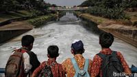 Potret KBT Jaktim yang Kian Surut dan Penuh Busa Gegara Kemarau