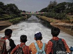 Penjelasan DLH DKI soal KBT Jaktim yang Surut dan Penuh Busa