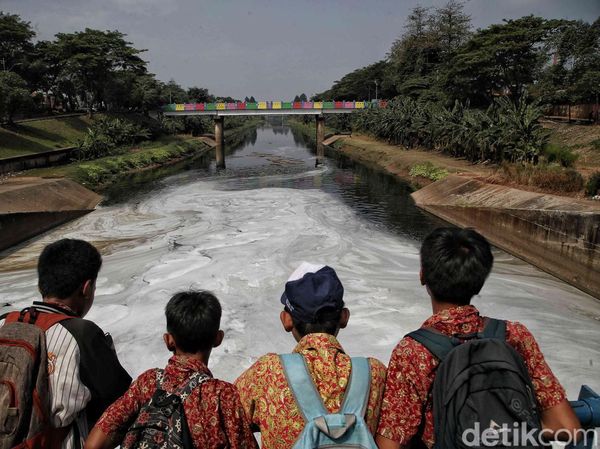 Potret KBT Jaktim yang Kian Surut dan Penuh Busa Gegara Kemarau