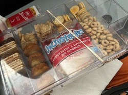 Wanita Ini Kesal karena Kotak Camilan Keponakannya Dirampas oleh Pramugari