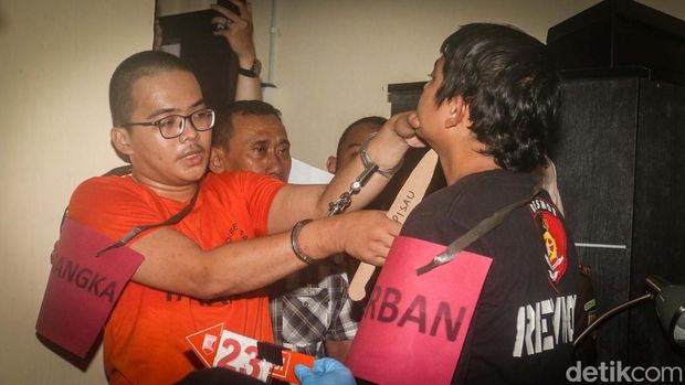 Polres Metro Depok menggelar rekonstruksi kasus pembunuhan mahasiswa Universitas Indonesia (UI). Begini detik-detik Altaf bunuh Zidan.