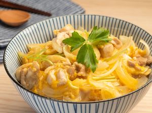 Resep Oyakodon, Nasi Topping Ayam dan Telur Khas Jepang Resep Oyakodon, Nasi Topping Ayam dan Telur Khas Jepang