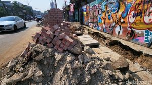 Trotoar di Jalan HOS Cokroaminoto Kota Tangerang Direvitalisasi