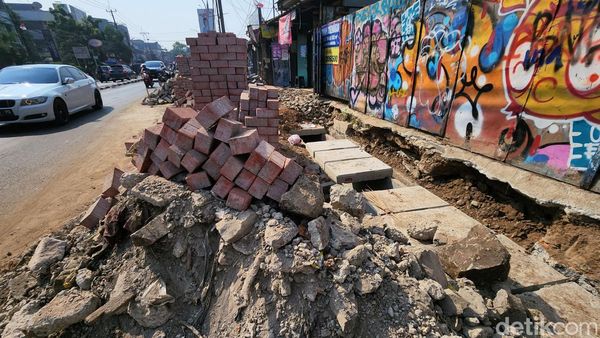 Trotoar di Jalan HOS Cokroaminoto Kota Tangerang Direvitalisasi