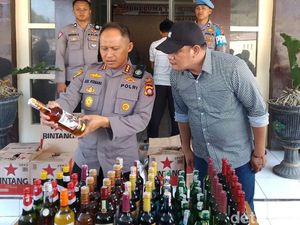 Polres Gorontalo Sita 1.011 Botol Miras Ilegal-Tangkap 2 Pelaku Judi Online