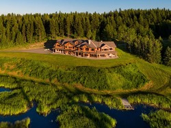 Keren Abis! Rumah di Tengah Hutan Punya Bandara Sendiri