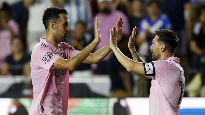 Soccer Football - Leagues Cup - Group J - Inter Miami v Atlanta United - DRV PNK Stadium, Fort Lauderdale, Florida, United States - July 25, 2023 Inter Miamis Lionel Messi celebrates their fourth goal with Sergio Busquets REUTERS/Marco Bello