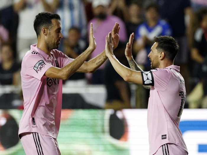 Soccer Football - Leagues Cup - Group J - Inter Miami v Atlanta United - DRV PNK Stadium, Fort Lauderdale, Florida, United States - July 25, 2023 Inter Miami's Lionel Messi celebrates their fourth goal with Sergio Busquets REUTERS/Marco Bello